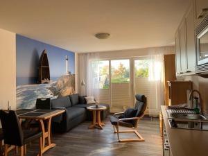 ein Wohnzimmer mit einem Sofa und einem Tisch in der Unterkunft Yachthafenresidenz - Wohnung 9103 / 879 in Kühlungsborn