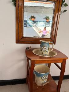 una mesa con un espejo y una taza en ella en Hostal Donde Jose en Guadalupe