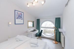 a white room with a desk and a window at Yachthafenresidenz-Wohnung-9308-891 in Kühlungsborn