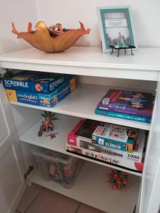 a book shelf filled with lots of books at A&G Apartment in Zanica