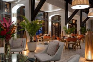 una sala da pranzo con sedie, tavoli e una balconata di Carambola Beach Resort St. Croix, US Virgin Islands a North Star