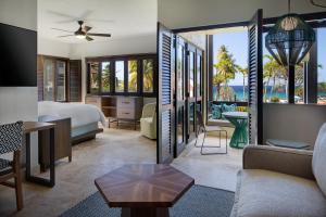 1 dormitorio con 1 cama y sala de estar con sofá en Carambola Beach Resort St. Croix, US Virgin Islands, en North Star