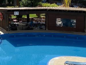 una gran piscina azul junto a un restaurante en BayView Albufeira, en Albufeira