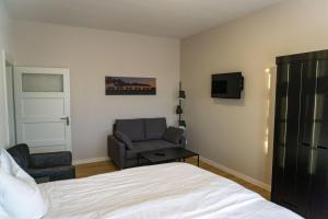 キュールングスボルンにあるFerienwohnungen-Molli-West-Wohnung-1-9801のベッドルーム(ベッド1台、椅子、テレビ付)