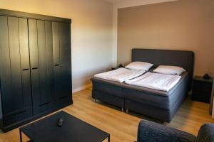 Ferienwohnungen-Molli-West-Wohnung-2-9802にあるベッド