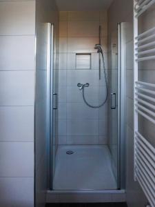 キュールングスボルンにあるFerienwohnungen-Molli-West-Wohnung-2-9802のバスルーム(ガラスドア付きのシャワー付)