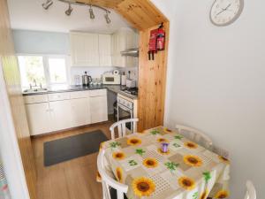 una cocina con una mesa con girasoles. en Sea View House en Renvyle