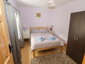 1 dormitorio con 1 cama con 2 toallas azules en Sea View House en Renvyle