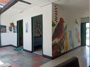 Habitación con una pared con pinturas en las paredes. en Hostal Donde Jose en Guadalupe