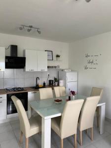 Dapur atau dapur kecil di Holiday house Ana