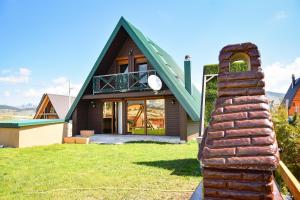 una casa con tetto verde e pilastro in pietra di Villa Piece of Soul Zabljak a Žabljak