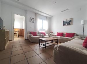 uma sala de estar com sofás e uma mesa em Plaza de España - Family House em Sevilha