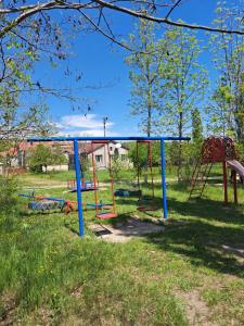 un parque infantil con un columpio y un tobogán en Sahil Baği, en Qusar