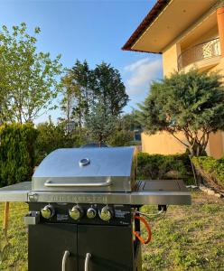 a grill in a yard in a yard at E L urban villa. in Epanomi