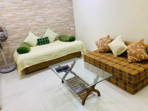 En eller flere senger på et rom på Mangalam phase II Homestay
