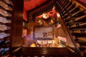 - une vue sur un escalier dans une maison avec des bouteilles de vin dans l'établissement FORESTERIA di PALAZZO RADICI, à Bergame