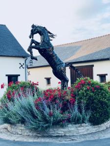 Una statua di una donna in piedi in un giardino di Domaine Pierre Monnaie a Verzy