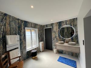 bagno con lavandino e specchio di Domaine Pierre Monnaie a Verzy
