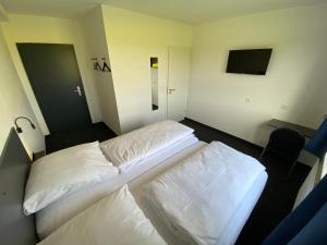 Postel nebo postele na pokoji v ubytování Zzzimple - Staffless & Self Check-In