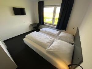Postel nebo postele na pokoji v ubytování Zzzimple - Staffless & Self Check-In