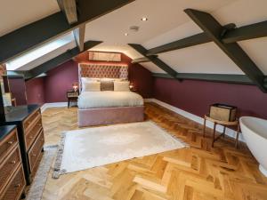 a master bedroom with a bed and a sink at Hillside House in Leyburn