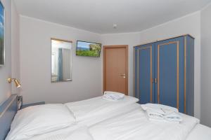 キュールングスボルンにあるYachthafenresidenz-Wohnung-5304-816のベッドルーム1室(ベッド1台、タオル2枚付)