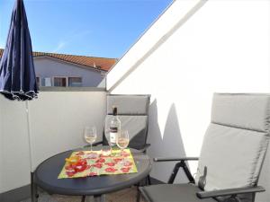 einen Tisch mit zwei Gläsern Wein und einer Pizza in der Unterkunft Yachthafenresidenz - Wohnung 5306 / 817 in Kühlungsborn