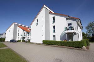 キュールングスボルンにあるYachthafenresidenz-Wohnung-6101-818の白い建物