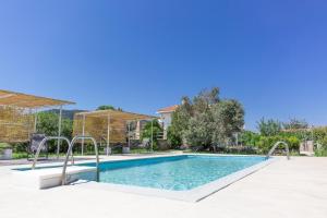 einen Pool in einer Villa mit blauem Himmel in der Unterkunft Vainas Belvedere Villa in Skopelos