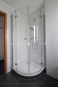 キュールングスボルンにあるYachthafenresidenz - Wohnung 6302 / 835のバスルーム(ガラスドア付きのシャワー付)