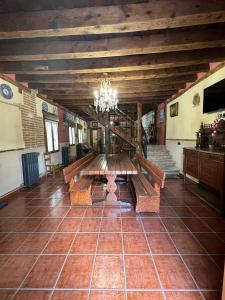 Großes Zimmer mit Holztischen und einem Kronleuchter in der Unterkunft Casa catitas 