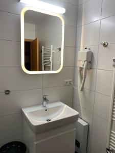 キュールングスボルンにあるYachthafenresidenz-Wohnung-7201-838のバスルーム(洗面台、鏡付)