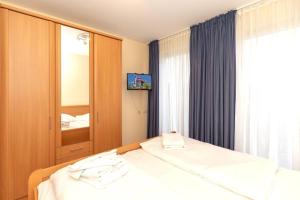 a hotel room with a bed and a mirror at Yachthafenresidenz-Wohnung-8112-850 in Kühlungsborn