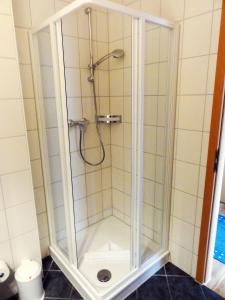 キュールングスボルンにあるYachthafenresidenz-Wohnung-8205-853のバスルーム(ガラス張りのシャワー付)が備わります。