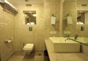 Koupelna v ubytování Hotel Le Roi Near New Delhi Railway Station