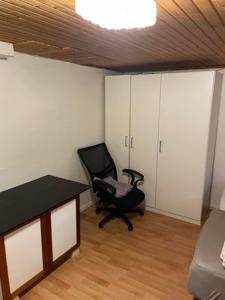 a room with a desk and a chair in a room at Rundvejen Guest House in Aalborg