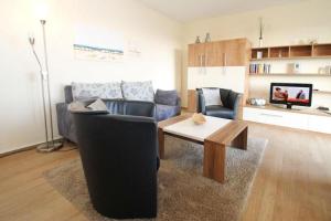 ein Wohnzimmer mit einem Sofa und einem Tisch in der Unterkunft Yachthafenresidenz - Wohnung 8312 / 864 in Kühlungsborn