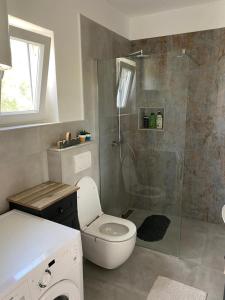 La salle de bains est pourvue d'une douche, de toilettes et d'un lavabo. dans l'établissement Holiday house Ana, à Skradin