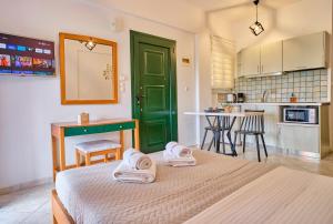 ครัวหรือมุมครัวของ Logas Beach Studios Peroulades Corfu