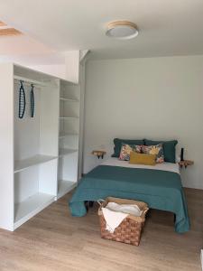 een slaapkamer met een bed met een groene deken bij APARTAMENTO EN LEKEITIO in Lekeitio