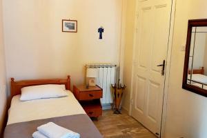 Postel nebo postele na pokoji v ubytování Four view house in Kalymnos Κάθε μπαλκόνι έχει άλλη θέα
