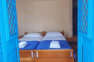 Postel nebo postele na pokoji v ubytování Four view house in Kalymnos Κάθε μπαλκόνι έχει άλλη θέα