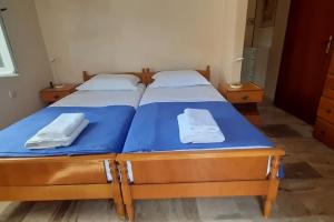 Postel nebo postele na pokoji v ubytování Four view house in Kalymnos Κάθε μπαλκόνι έχει άλλη θέα