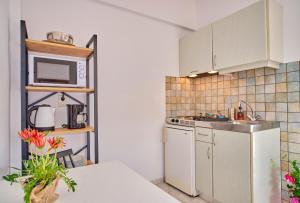 ครัวหรือมุมครัวของ Logas Beach Studios Peroulades Corfu