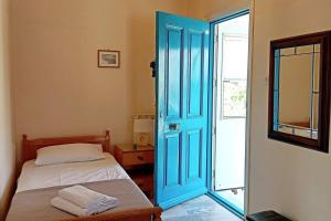 Postel nebo postele na pokoji v ubytování Four view house in Kalymnos Κάθε μπαλκόνι έχει άλλη θέα