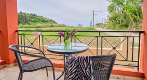 ระเบียงหรือลานระเบียงของ Logas Beach Studios Peroulades Corfu