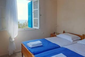 Postel nebo postele na pokoji v ubytování Four view house in Kalymnos Κάθε μπαλκόνι έχει άλλη θέα