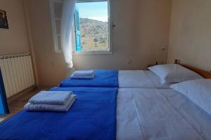 Postel nebo postele na pokoji v ubytování Four view house in Kalymnos Κάθε μπαλκόνι έχει άλλη θέα