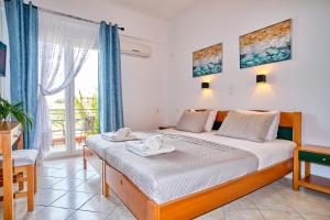 เตียงในห้องที่ Logas Beach Studios Peroulades Corfu