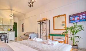 เตียงในห้องที่ Logas Beach Studios Peroulades Corfu